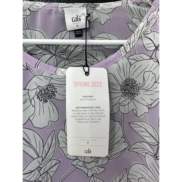 NWT CAbi Women's Discreet Floral Spring 2023 Collection Poppy Blouse Size L - Picture 3 of 9